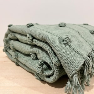 KENDALL || Métier à tisser à main bouclé vert sauge Jeté de canapé tissé épais avec boucles décoratives Jeté avec boucles épaisses vert