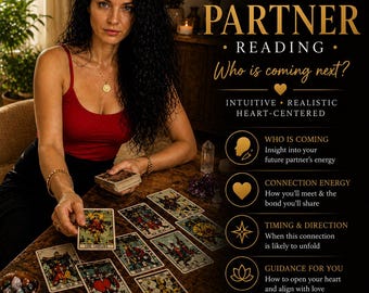 Puede incluir: Una mujer con cabello rizado oscuro está sentada en una mesa con cartas del tarot. La imagen presenta el texto "Future Partner Reading" y "Who is coming next?" La imagen también incluye el texto "PDF personalizado" y "Entrega el mismo día".
