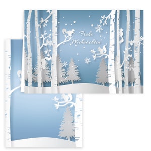 Könnte beinhalten: Eine Weihnachtskarte aus geschichtetem Papier mit einer Winterwaldszene. Weiße Birken, Eichhörnchen, Schneeflocken und Tannenbäume vor einem hellblauen Hintergrund. Der Schriftzug "Frohe Weihnachten" ist zu sehen.