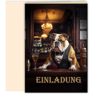 Könnte beinhalten: Grußkarte mit einer Bulldogge im Smoking hinter einer Bar mit einem Bierglas. Das Wort "EINLADUNG" ist in goldenen Buchstaben dargestellt. Der Hintergrund zeigt eine gut sortierte Bar mit Flaschen und einem Kronleuchter.