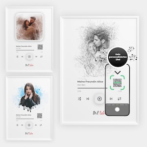 Könnte beinhalten: Ein weißer gerahmter Druck mit einer Schwarzweißillustration eines Paares. Der Druck enthält einen QR-Code und den Text "Meine Freundin Alice" und "Dein personalisiertes Lied".