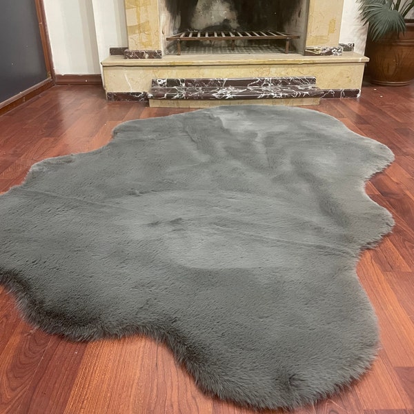 Tapis en peluche en fourrure – Ajoutez de la chaleur et de l'élégance avec ce tapis décoratif doux et moelleux.