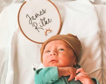 Cerceau prénom brodé à la main, Cerceau de broderie personnalisé, Faire-part de bébé, Broderie de plage, Bébé de plage, Faire-part de naissance