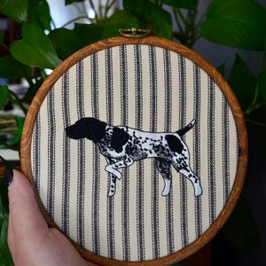 Letrero bordado de Pointer Alemán de Pelo Corto / Letrero de Perro Pointer / Decoración para Guardería de Mascotas / Arte de Pared de Perros / Decoración de Pared para Galería de Perros / Letrero de Silueta de Perro