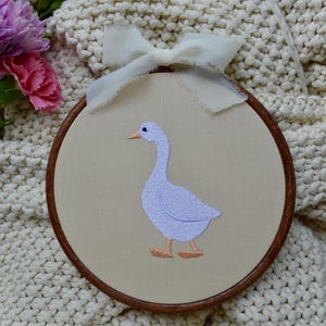 Kwekerij met gansthema, wanddecoratie gans, ideeën voor kinderkamerthema, babyshowercadeau, geborduurde hoepel gans, vintage stijl kinderkamerinrichting