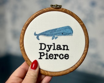 Aro de bordado de ballena personalizado / Decoración de guardería con nombre personalizado / Regalo para baby shower / Arte de pared con temática oceánica / Letrero con nombre para guardería de niño