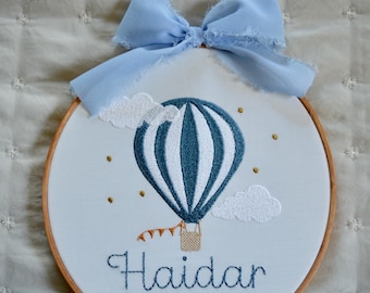 Aro de bordado con nombre de bebé personalizado, letrero de anuncio de nacimiento, letrero de bebé con globo aerostático, anuncio de nacimiento, decoración de guardería con globo aerostático
