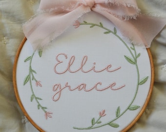 Aro de nombre bordado, aro de bordado personalizado, anuncio de nombre de bebé, decoración de guardería, letrero de anuncio de nacimiento, anuncio de bebé
