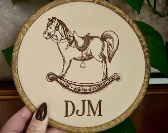 Aro de bordado de caballo mecedor, decoración vintage para habitación de bebé, tapiz vintage para habitación de bebé, caballo mecedor, tapiz vintage para habitación de bebé