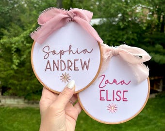 Aro de bordado con nombre, aro de bordado personalizado, anuncio de nombre de bebé, decoración de guardería, letrero de anuncio de nacimiento, anuncio de bebé