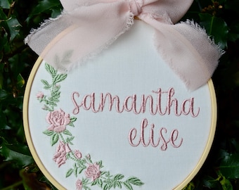 Aro de bordado con nombre, aro de bordado personalizado, anuncio de nombre de bebé, decoración de guardería, letrero de anuncio de nacimiento, anuncio de bebé