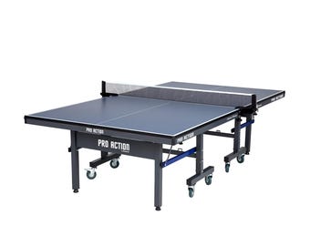 Könnte beinhalten: Dunkelblauer Tischtennistisch mit Netz. Der Tisch hat einen schwarzen Rahmen und Beine mit Rollen. Der Text "PRO ACTION" ist auf dem Tisch aufgedruckt. Der Tisch ist ca. 274 cm lang.