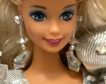 Vintage barbie doll happy holidays 1992 silver