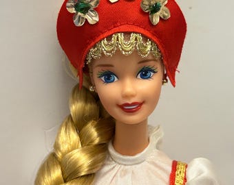 ロシアのバービー人形：エレガントなガウン、新品同様、スタンド付き