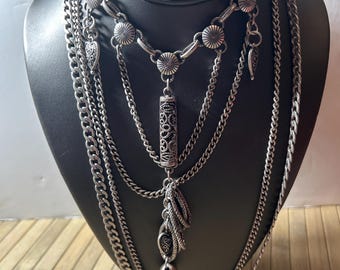 Vintage Silvertone halsband med flera strängar, hänge och berlocker
