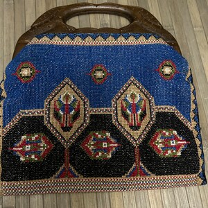 Bolso de mano vintage bordado con asa de madera