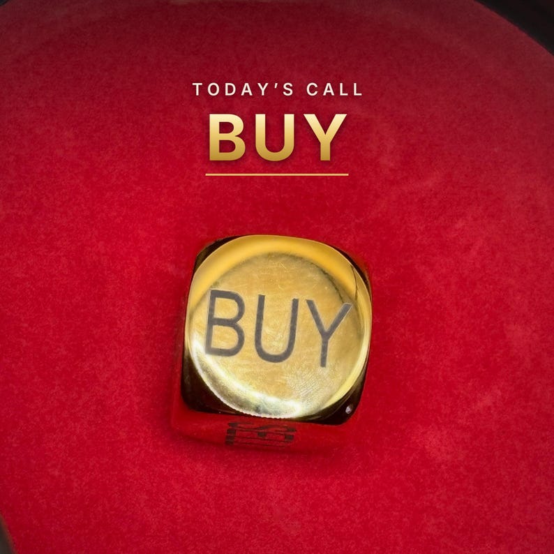K&ouml;nnte beinhalten: Ein goldfarbener W&uuml;rfel mit dem Wort BUY in schwarzer Schrift auf der Oberseite. &Uuml;ber dem W&uuml;rfel ist der Text TODAY'S CALL BUY in Wei&szlig; und Gold vor einem leuchtend roten Hintergrund zu sehen, was eine markante Komposition ergibt.