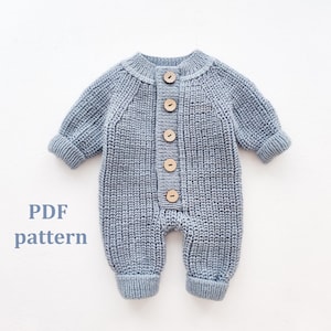 Könnte beinhalten: Ein hellblauer gestrickter Baby-Strampler mit Holz-Knöpfen an der Vorderseite. PDF-Muster.