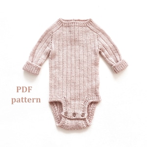 Peut inclure: Un body bébé en tricot rose à manches longues et fermeture à pression. Le patron est disponible en téléchargement PDF. PDF pattern