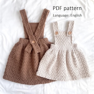 Può includere: Due vestitini da bebé a maglia con bretelle, uno marrone e uno beige. I vestitini hanno un motivo a maglia testurizzato e sono realizzati con un filato morbido. Modello PDF incluso. Lingua: inglese.