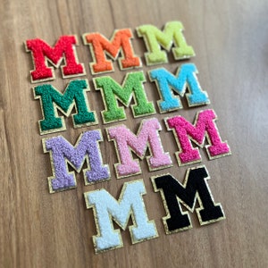 Écusson à lettres en chenille autocollant à coller | Écusson auto-adhésif pour lettres universitaire | Patch Dupe DIY | Lettres scintillantes dorées | Écusson à broder