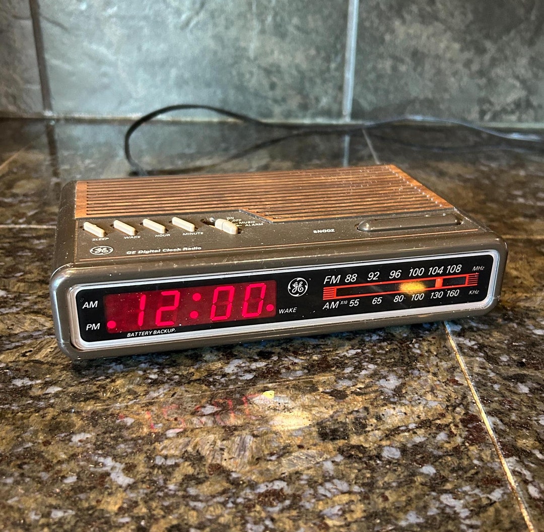 GE Digital Clock Radio 74612a8x5x1.75tested and Works,digital Alarm