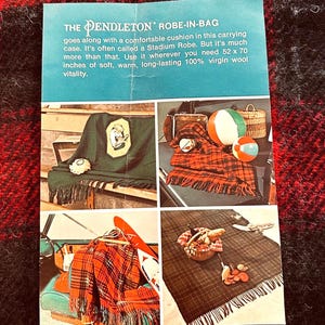 Pu&ograve; includere: Annuncio vintage per un Robe-in-Bag Pendleton, descritto come una coperta da stadio in 100% lana vergine, misura 132 x 178 cm. L'immagine mostra la coperta in vari contesti, tra cui un picnic.
