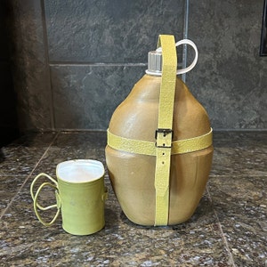 Covered Canteen With Metal Cup East German Military Surplus,Insulated Water Bottle,Military Surplus,Army Canteen,Militaria,GDR Canteen
