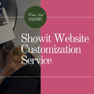 Könnte beinhalten: Ein Laptop und ein Getränk befinden sich auf einem schwarzen Tisch. Das Bild hat einen rosa und weißen Hintergrund mit dem Text "Showit Website Customization Service". Ein grüner Kreis mit dem Text "Warm Soul GALLERY" befindet sich oben links.