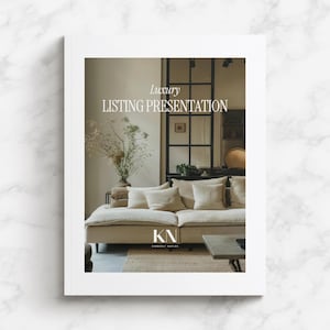Könnte beinhalten: Ein weiß umrandetes Dokumentencover mit dem Titel Luxury LISTING PRESENTATION, den Initialen KN und dem Namen Kimberly Naples am unteren Rand. Das zentrale Bild zeigt ein beiges Sofa mit hellen Kissen in einem Raum mit schwarzem Fensterrahmen.