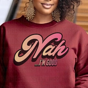 Peut inclure: Un sweat-shirt bordeaux avec un graphique dégradé rose et orange qui dit "Nah... I'm good" dans une police rétro.