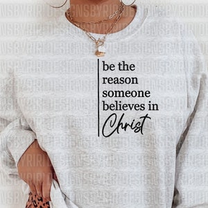 Könnte beinhalten: Ein graues Sweatshirt mit dem Text "be the reason someone believes in Christ" auf der Vorderseite.