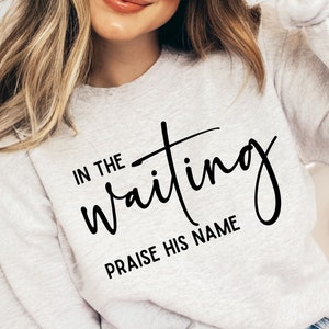 In The Waiting Prijs zijn naam SVG Png Pdf, Inspirerende Quotes, God werkt Svg, Christian Svg, Faith Inspired Png, Self Care Svg