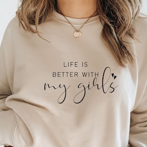 La vita è migliore con le mie ragazze Svg, Girl Mom Svg, Mom Shirt Design Svg Cut File per Cricut, Mom Life Svg, Png, Idee regalo per la festa della mamma digitale