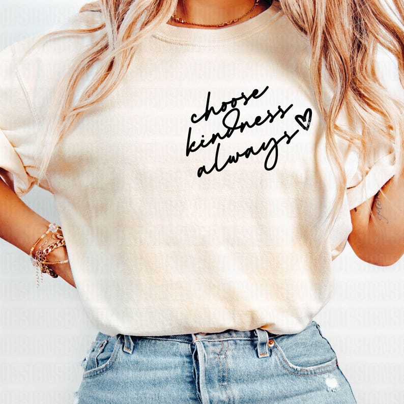 以下が含まれることがあります： 白いTシャツに、黒い筆記体で「choose kindness always」という文字と小さなハートマークが書かれています。
