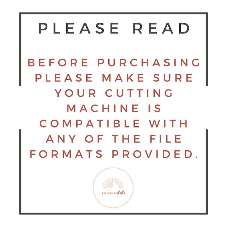 以下が含まれることがあります： 黒い枠で囲まれた白い正方形の中に、「PLEASE READ BEFORE PURCHASING PLEASE MAKE SURE YOUR CUTTING MACHINE IS COMPATIBLE WITH ANY OF THE FILE FORMATS PROVIDED.」というテキストがあります。  正方形の下部中央には、太陽の光が放射状に広がっているデザインと「DESIGNS BY R&R」というテキストが書かれた小さな円があります。
