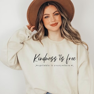 Vriendelijkheid is gratis strooi het overal svg, positieve svg, tshirt citaat svg, vriendelijke svg, moeder leven svg, wees vriendelijk svg, vriendelijkheid svg, kussen svg