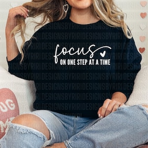Focus op de stap Svg Png, niet de hele trap Svg, motiverende mouw Shirt Design Svg, positieve citaten dagelijkse affirmaties Svg Png