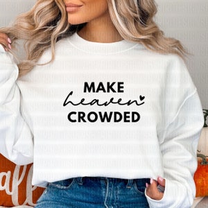 Puede incluir: Sudadera blanca con texto negro que dice "Make heaven crowded" con un pequeño símbolo de corazón.