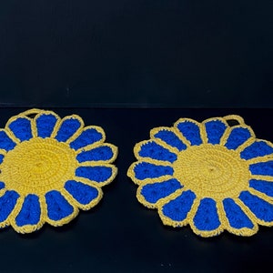 Salvamanteles de flores de ganchillo vintage / agarraderas amarillas azules