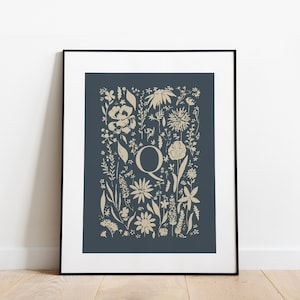 Impresión personalizada del alfabeto A-Z moderno de mediados de siglo, impresión floral de la letra Q, póster del alfabeto Q mayúscula, impresión estética de letras ABC para pared