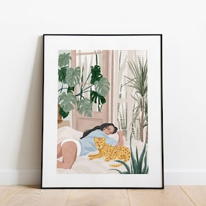 Donna formosa che si rilassa a letto con decorazione murale leopardata, Arte rilassante per la camera da letto, Decorazione murale sopra il letto, Arte murale tropicale, Nell'era della mia Plant Lady