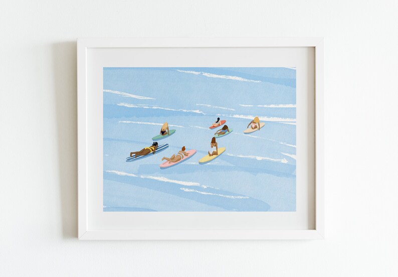 Puede incluir: Una ilustraci&oacute;n de acuarela de siete personas en tablas de surf en el oc&eacute;ano. El agua es de color azul claro y el cielo es blanco. Las personas llevan todas trajes de ba&ntilde;o y est&aacute;n surfeando las olas.