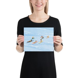 Puede incluir: Una ilustraci&oacute;n digital de personas en tablas de surf coloridas en un oc&eacute;ano azul. Las personas llevan todas trajes de ba&ntilde;o y disfrutan del agua.
