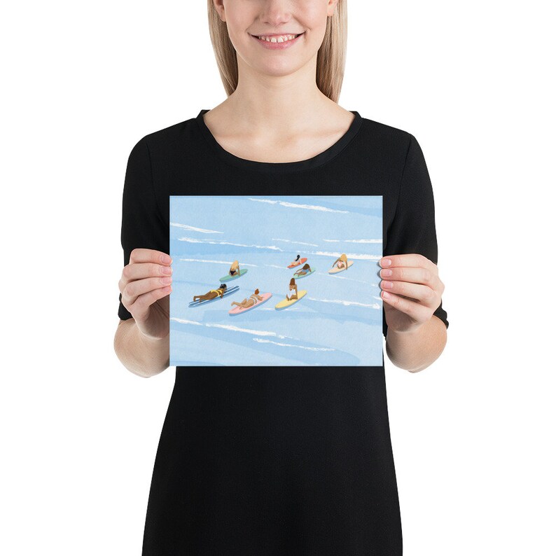 Puede incluir: Una ilustraci&oacute;n digital de personas en tablas de surf coloridas en un oc&eacute;ano azul. Las personas llevan todas trajes de ba&ntilde;o y disfrutan del agua.