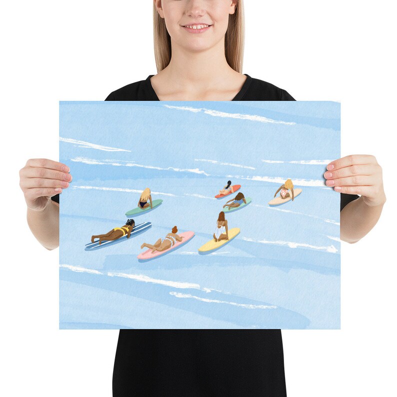Puede incluir: Una ilustraci&oacute;n digital de siete personas en tablas de surf en un oc&eacute;ano azul. Las personas llevan todas trajes de ba&ntilde;o y est&aacute;n en varias poses. Las tablas de surf son todas de diferentes colores y tienen diferentes dise&ntilde;os.