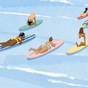 Puede incluir: Un grupo de mujeres est&aacute;n surfeando en tablas de surf coloridas en un oc&eacute;ano azul. Las mujeres llevan trajes de ba&ntilde;o y est&aacute;n montando las olas. Las tablas de surf son de diferentes colores y dise&ntilde;os.