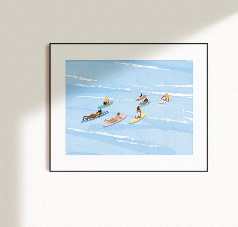Puede incluir: Una ilustraci&oacute;n digital de seis personas en tablas de surf en un oc&eacute;ano azul. Las personas llevan todas trajes de ba&ntilde;o y est&aacute;n surfeando las olas. Las tablas de surf son todas de diferentes colores y dise&ntilde;os.