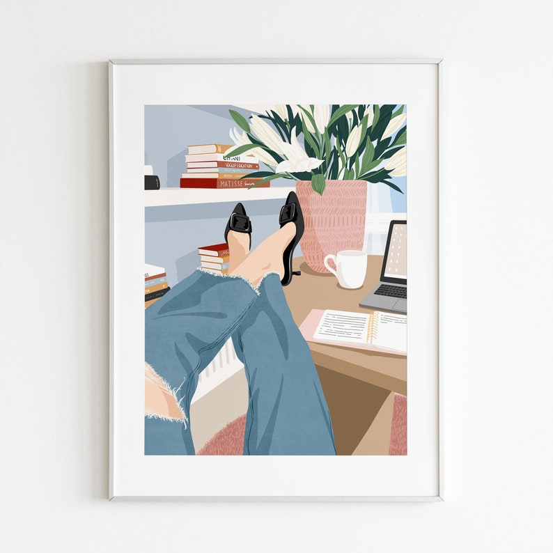 Pode incluir: Uma ilustra&ccedil;&atilde;o digital de uma pessoa sentada em uma mesa com as pernas levantadas. Ela est&aacute; vestindo jeans azul e sapatos pretos de salto alto. H&aacute; um laptop, um caderno, uma caneca e um vaso de flores brancas na mesa. O fundo &eacute; uma parede azul clara com uma estante de livros.