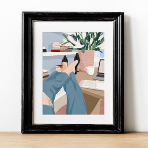 Pode incluir: Uma ilustra&ccedil;&atilde;o digital de pernas em jeans azul e saltos pretos descansando em uma mesa com um laptop, livros e uma x&iacute;cara de caf&eacute;. H&aacute; flores brancas em um vaso rosa no fundo.